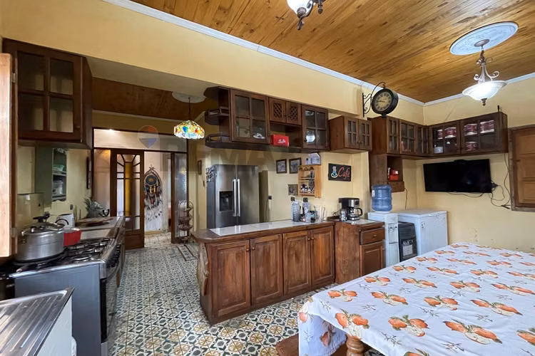 Amplia casa estílo polaco en la cisterna