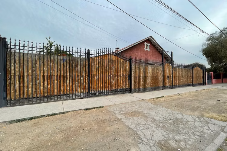 Amplia casa estílo polaco en la cisterna