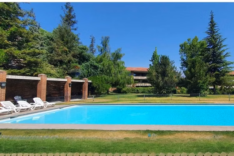 "joya en lo barnechea: amplio depto. con piscina"