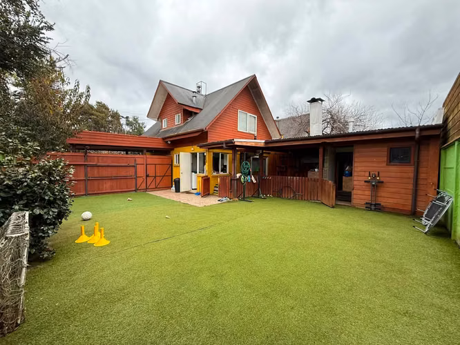 SE VENDE LINDA CASA CON QUINCHO Y GRAN PATIO EN LOMAS DE RECABARREN