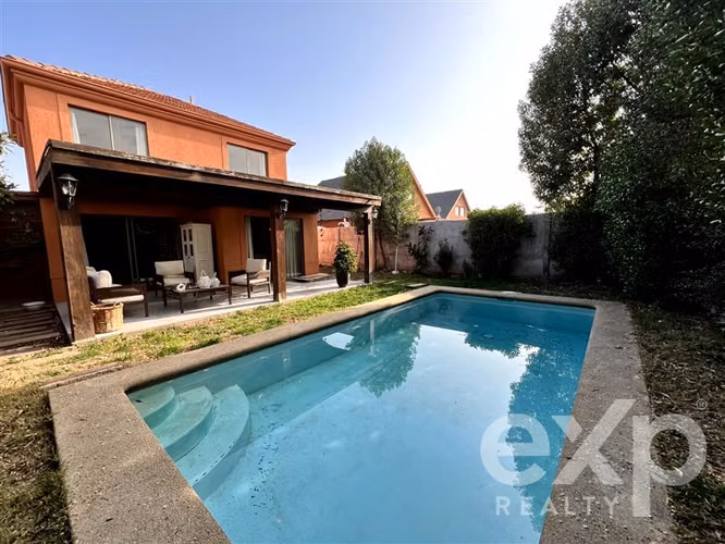 Casa Chilena en Chicureo Principal en Primer Piso y Piscina
