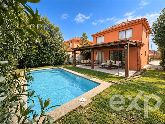 Casa Chilena en Chicureo Principal en Primer Piso y Piscina