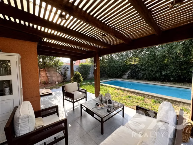 Casa Chilena en Chicureo Principal en Primer Piso y Piscina