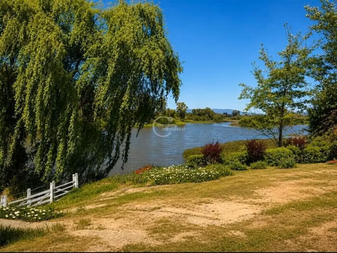 Parcela con 2 Cabañas y Acceso Privado al Lago Rapel