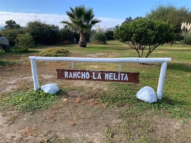 Parcela con 2 Cabañas y Acceso Privado al Lago Rapel