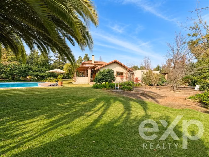 Casa Chilena en Polo de Manquehue Parcela de 3.700 m2