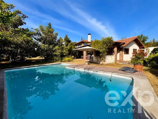 Casa Chilena en Polo de Manquehue Parcela de 3.700 m2