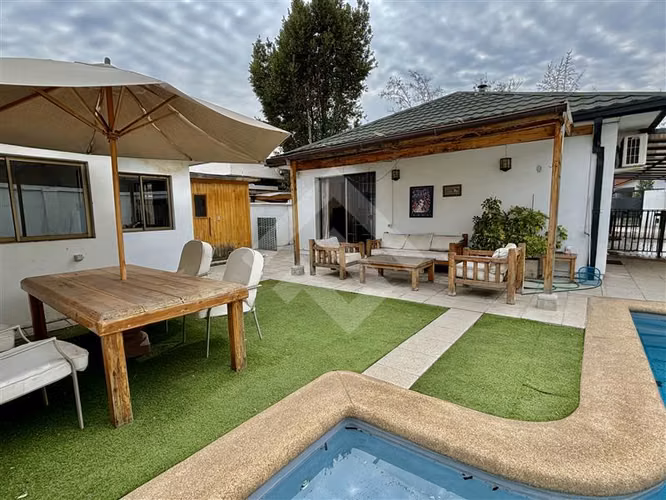 Casa en venta de 3 dorm. en La Reina UF 10.950.-