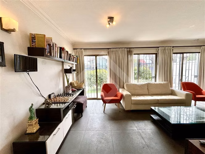 Casa en venta de 3 dorm. en La Reina UF 10.950.-