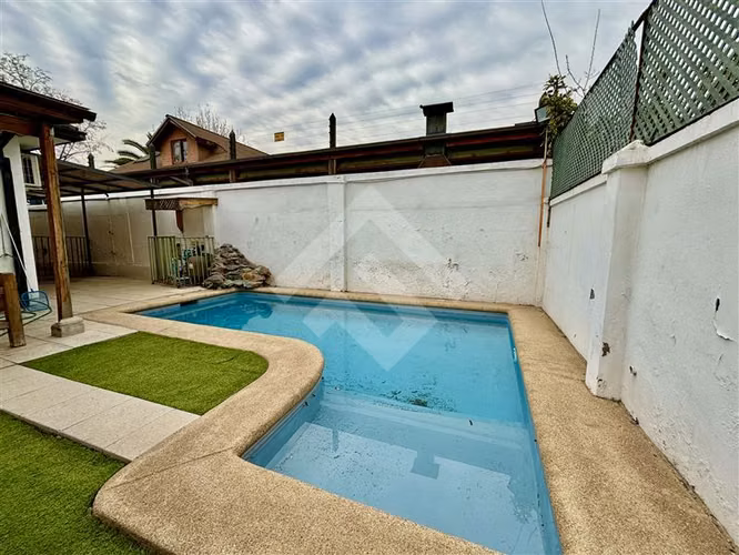 Casa en venta de 3 dorm. en La Reina UF 10.950.-