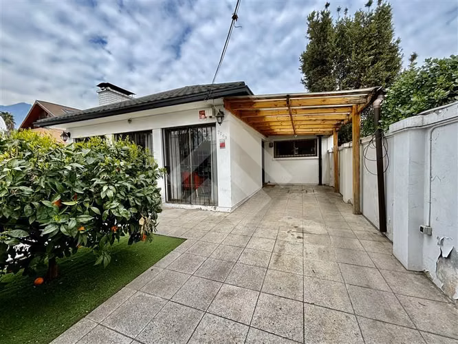 Casa en venta de 3 dorm. en La Reina UF 10.950.-