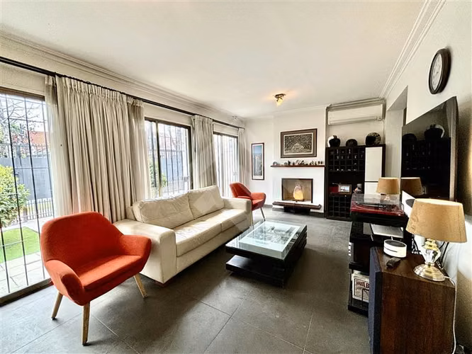 Casa en venta de 3 dorm. en La Reina UF 10.950.-
