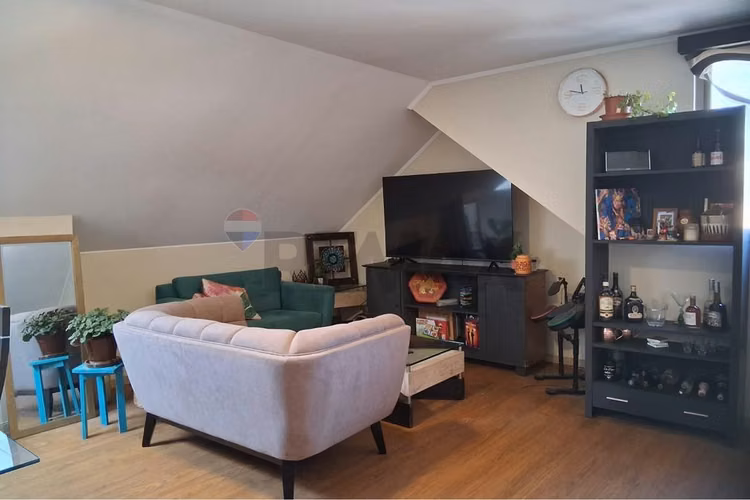 Hermosa casa aislada de 3 pisos en condominio