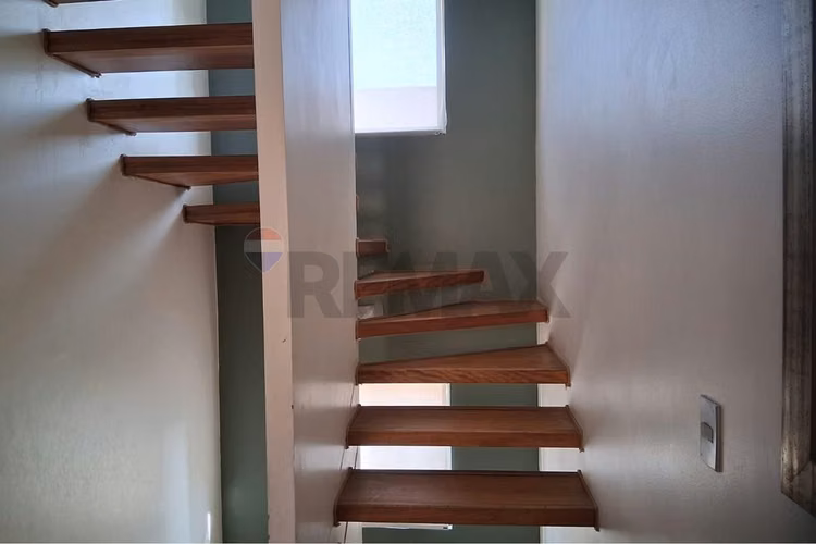 Hermosa casa aislada de 3 pisos en condominio
