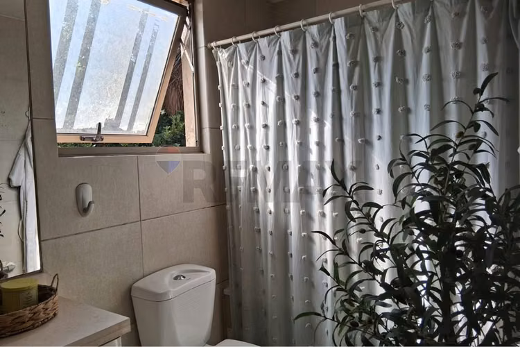 Hermosa casa aislada de 3 pisos en condominio