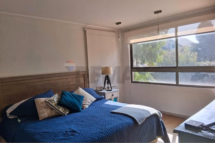 Hermosa casa aislada de 3 pisos en condominio