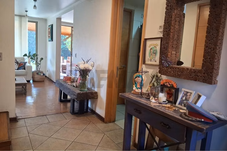 Hermosa casa aislada de 3 pisos en condominio