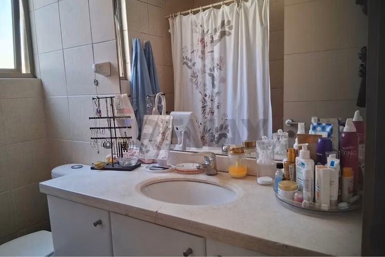 Hermosa casa aislada de 3 pisos en condominio