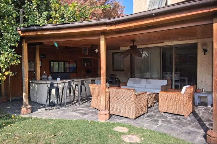 Hermosa casa aislada de 3 pisos en condominio