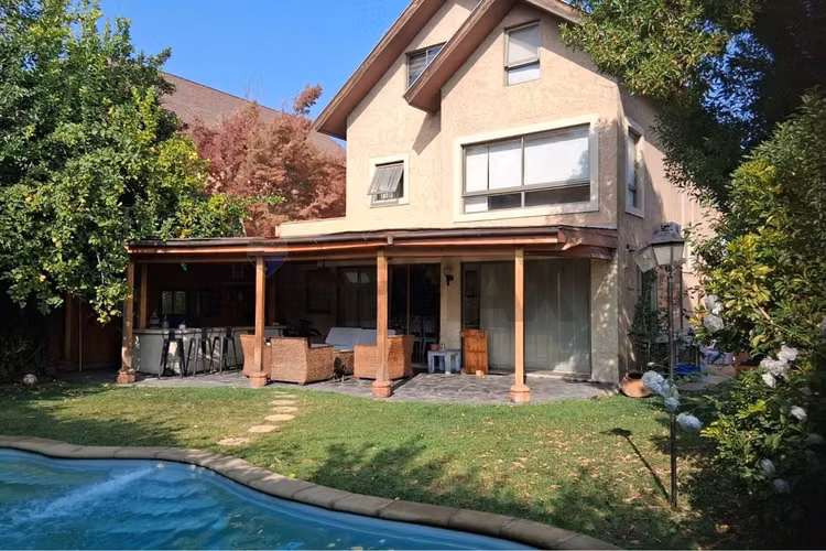 Hermosa casa aislada de 3 pisos en condominio