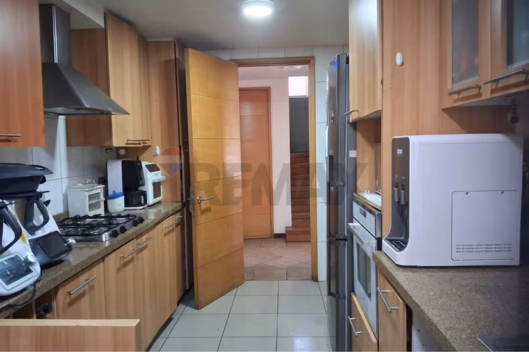 Hermosa casa aislada de 3 pisos en condominio