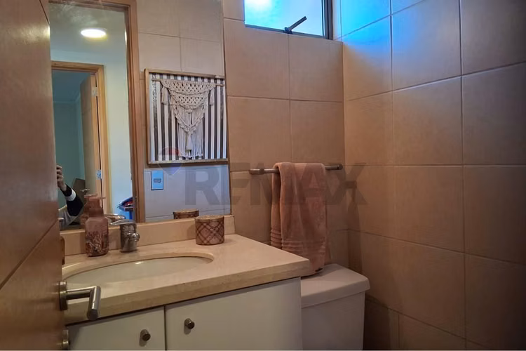 Hermosa casa aislada de 3 pisos en condominio