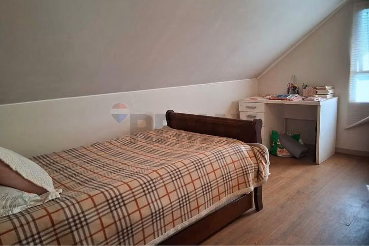 Hermosa casa aislada de 3 pisos en condominio