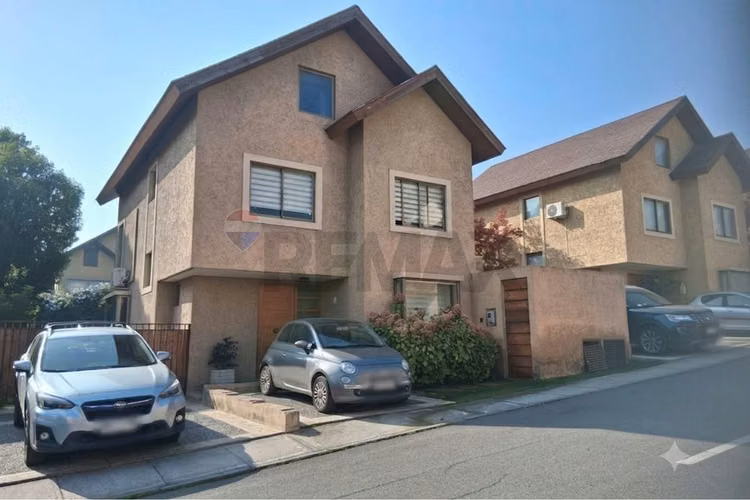 Hermosa casa aislada de 3 pisos en condominio