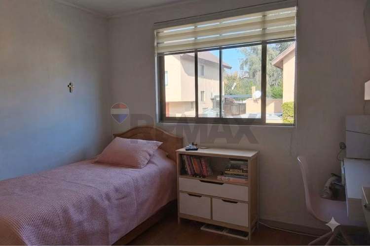 Hermosa casa aislada de 3 pisos en condominio