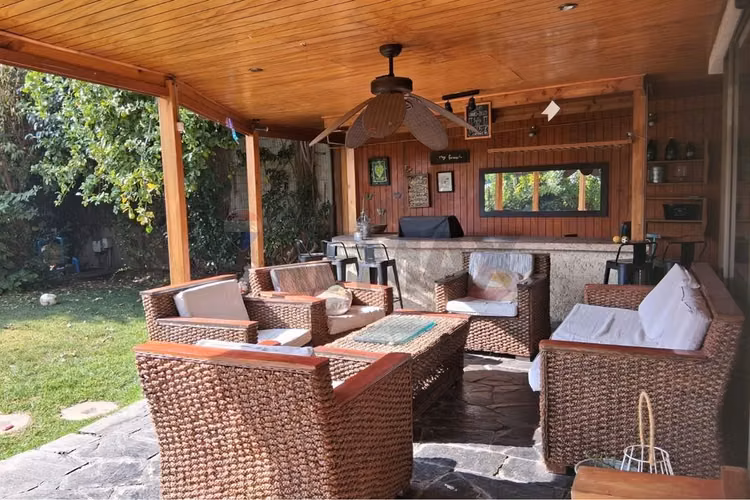 Hermosa casa aislada de 3 pisos en condominio