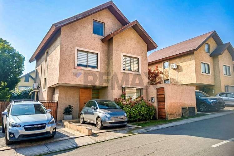 Hermosa casa aislada de 3 pisos en condominio