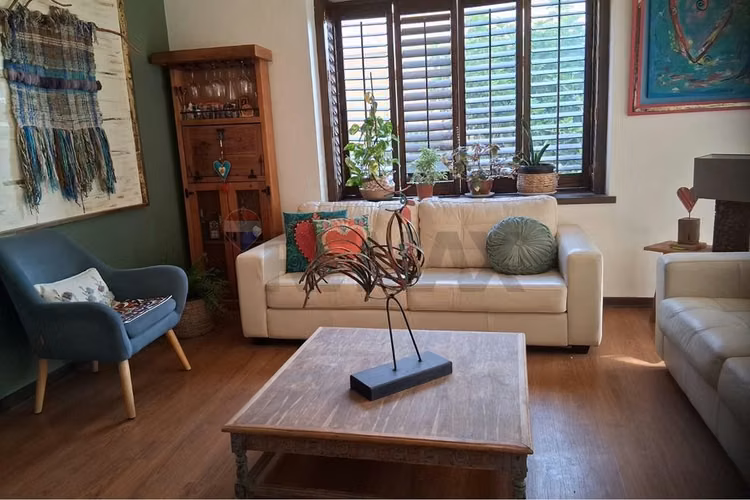 Hermosa casa aislada de 3 pisos en condominio