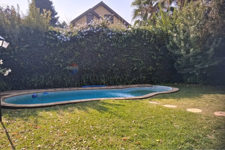 Hermosa casa aislada de 3 pisos en condominio