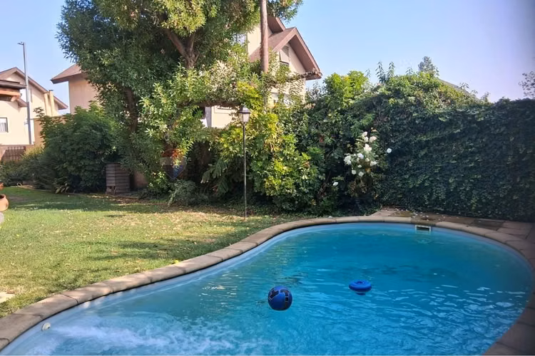 Hermosa casa aislada de 3 pisos en condominio