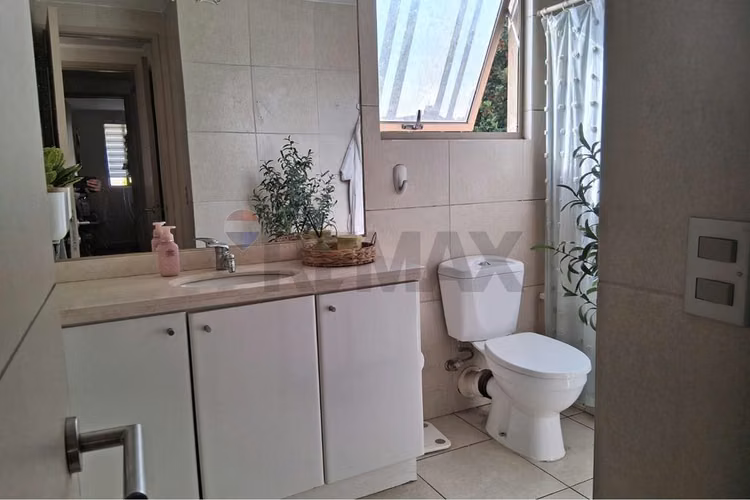 Hermosa casa aislada de 3 pisos en condominio