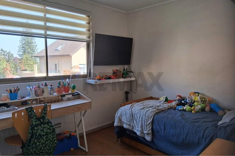 Hermosa casa aislada de 3 pisos en condominio