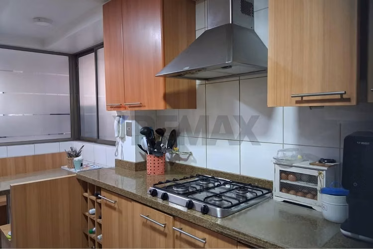Hermosa casa aislada de 3 pisos en condominio