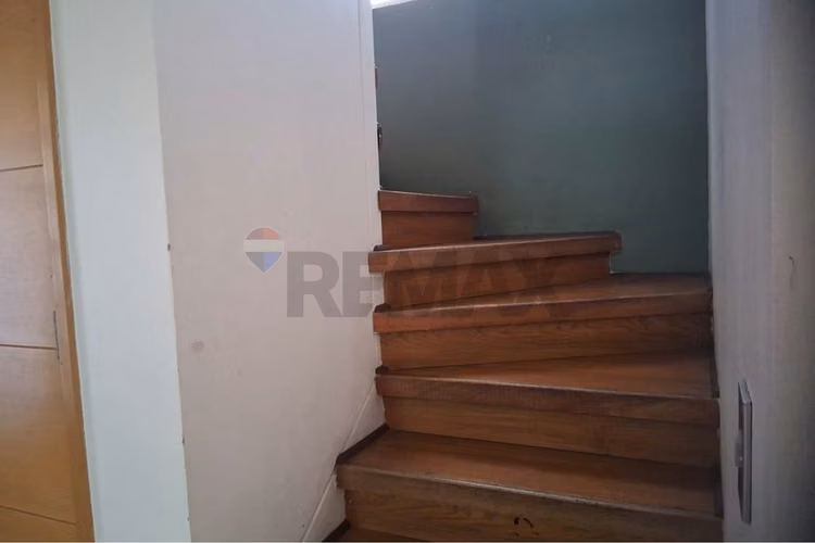 Hermosa casa aislada de 3 pisos en condominio