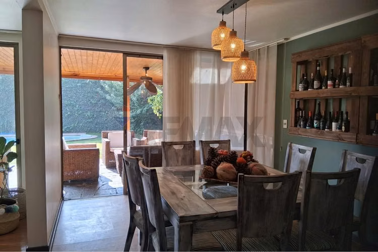 Hermosa casa aislada de 3 pisos en condominio