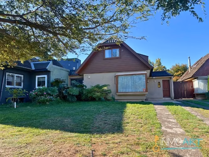 Casa en venta de 4 dorm, amplio antejardin, Lomas de Mirasur