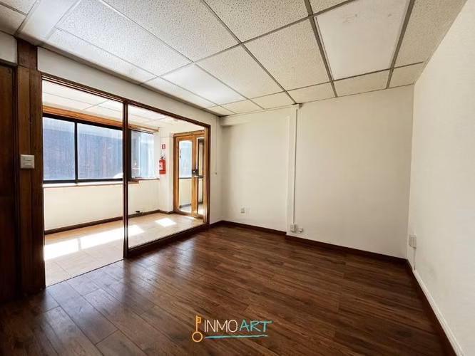 Arriendo oficina con 4 privados en el centro de Temuco