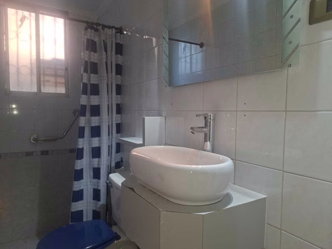 Casa en Venta, 4 dorm, 3 baños, servicio (176129)