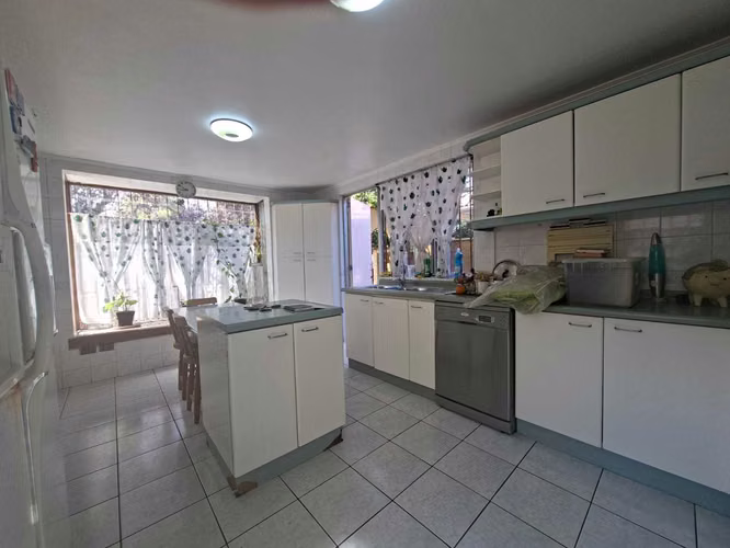 Casa en Venta, 4 dorm, 3 baños, servicio (176129)