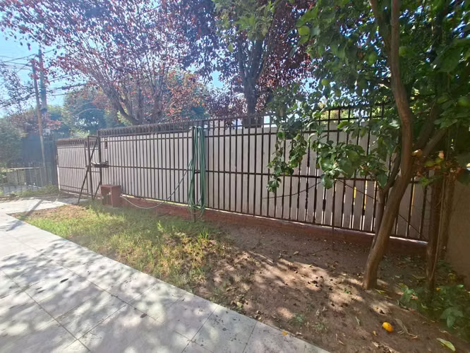 Casa en Venta, 4 dorm, 3 baños, servicio (176129)