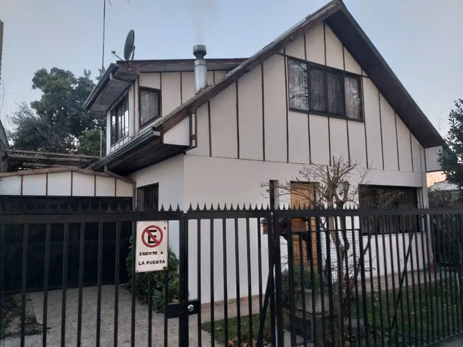 SE VENDE EXCELENTE CASA CON EXCELENTE UBICACION USO COMERCIAL