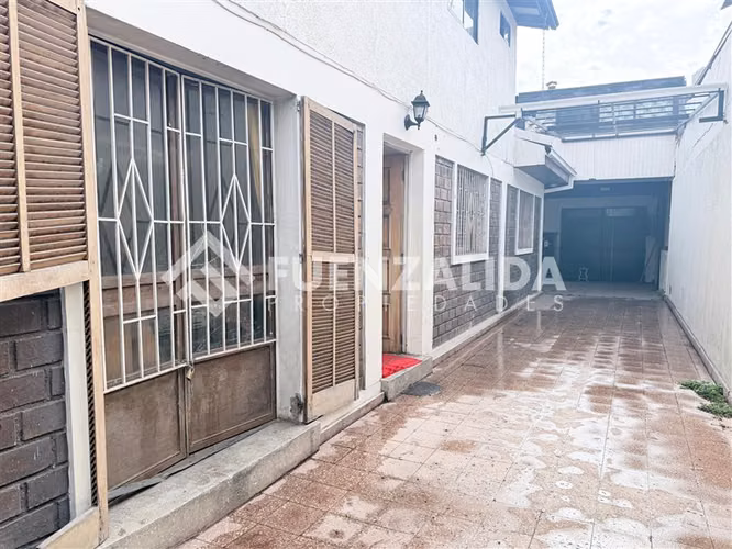 Casa en venta de 5 Dorm. en Estación Central