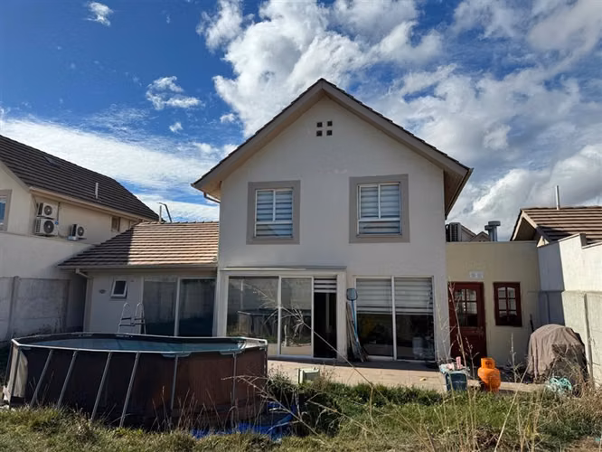 Casa en venta de 4 dorm. en Buín