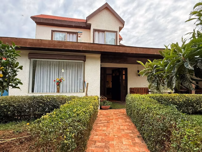 VIVE EN LA CIUDAD CON AIRES DE CAMPO, CASA CON TERRENO VENDO