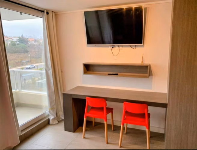 Estudio Moderno con Home Office y Terraza