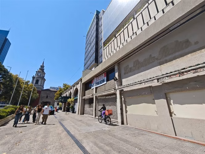 Gran Local Comercial con frente a ALAMEDA, Metro U de Chile